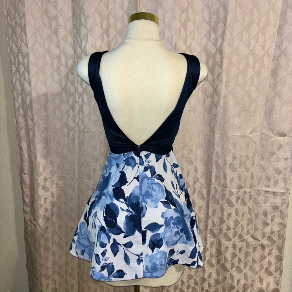 #0036 Xtraordinary‎ blue dress with flowers, size 3 - Picture 2 of 3